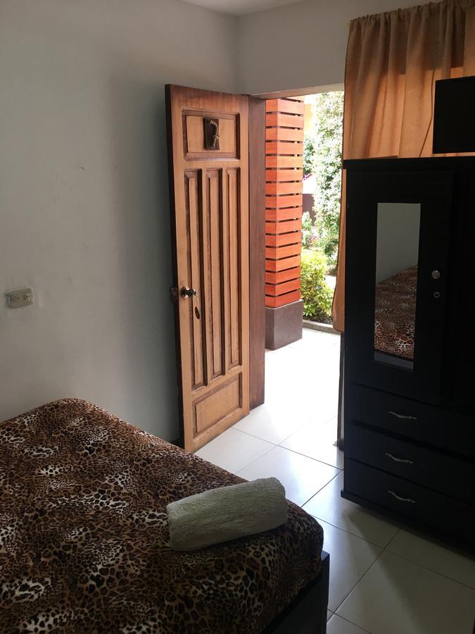 The Backpacker Hostal 伊瓦拉 外观 照片